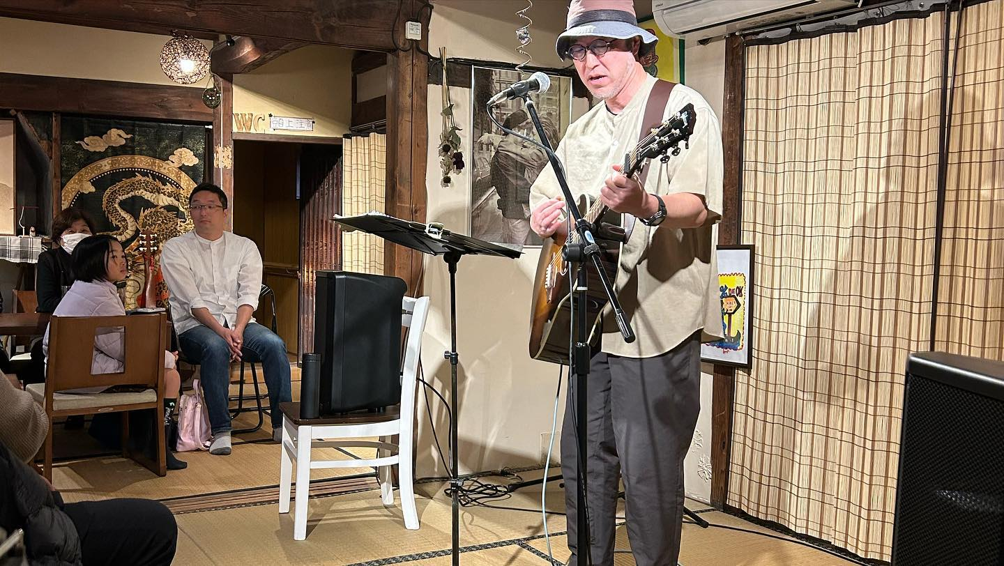 風のおとこけら落としライブはたくさんのお客様と花井栄司さん花...