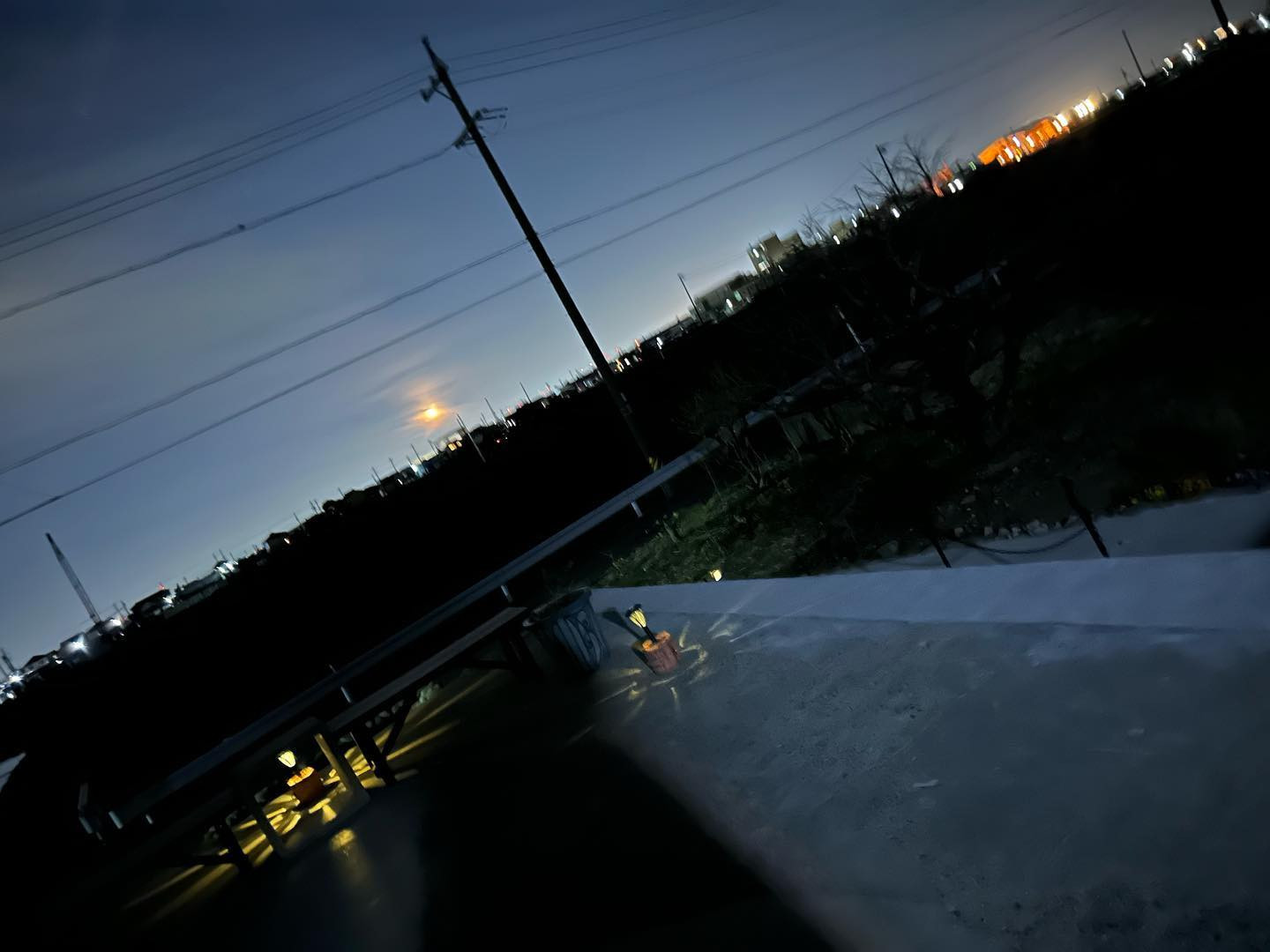 東の空の下の方にオレンジ色の月がボヨヨんと浮かんでました。