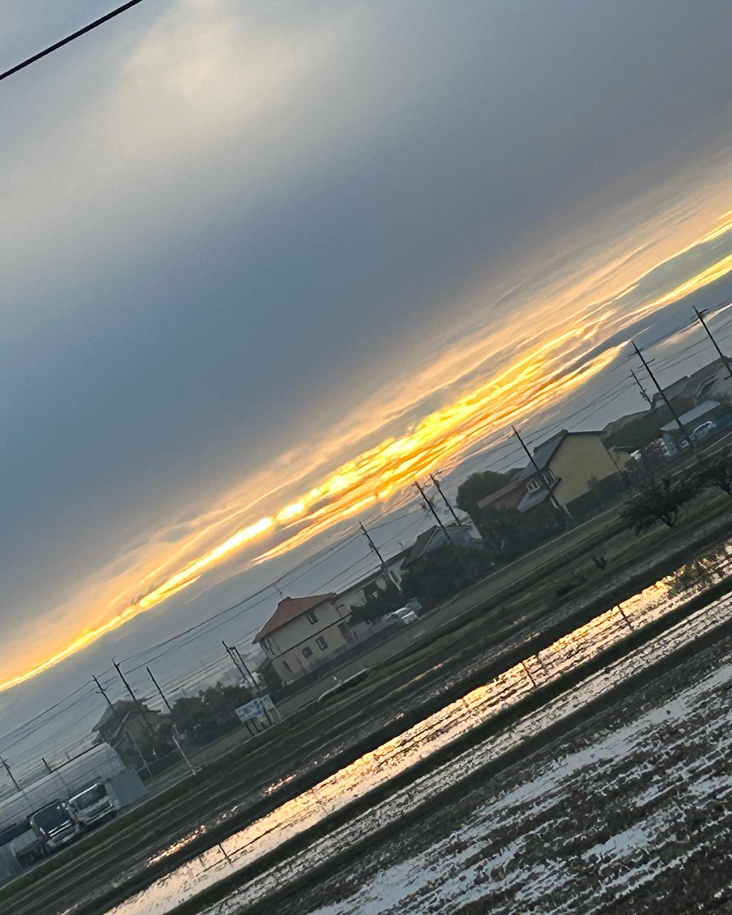 雨上がりの朝少し雲に覆われた風のおとの夜明けです😊