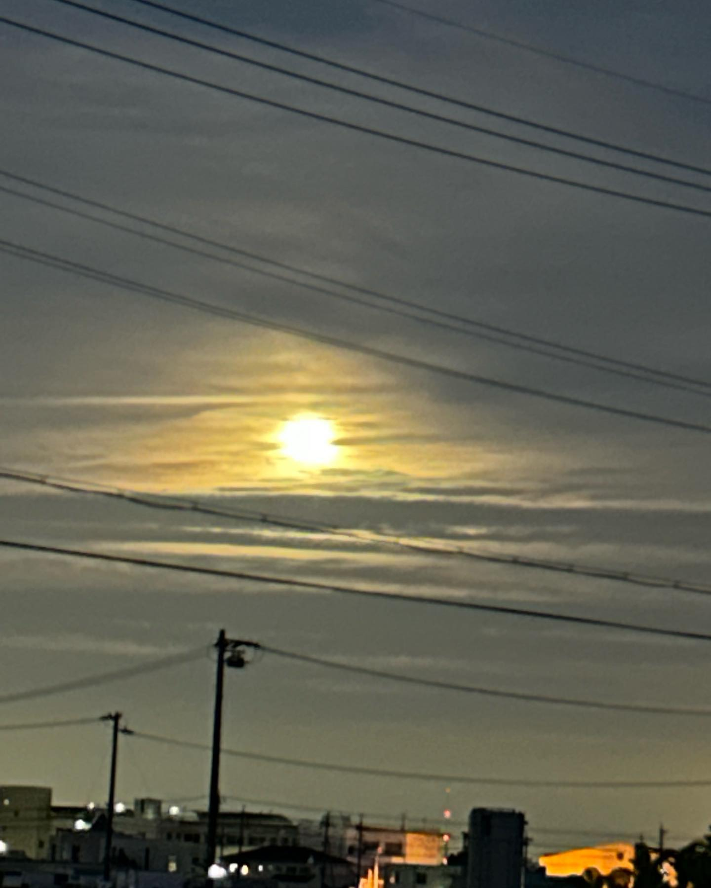 風のおとから見る少し霞のかかった満月です🌕