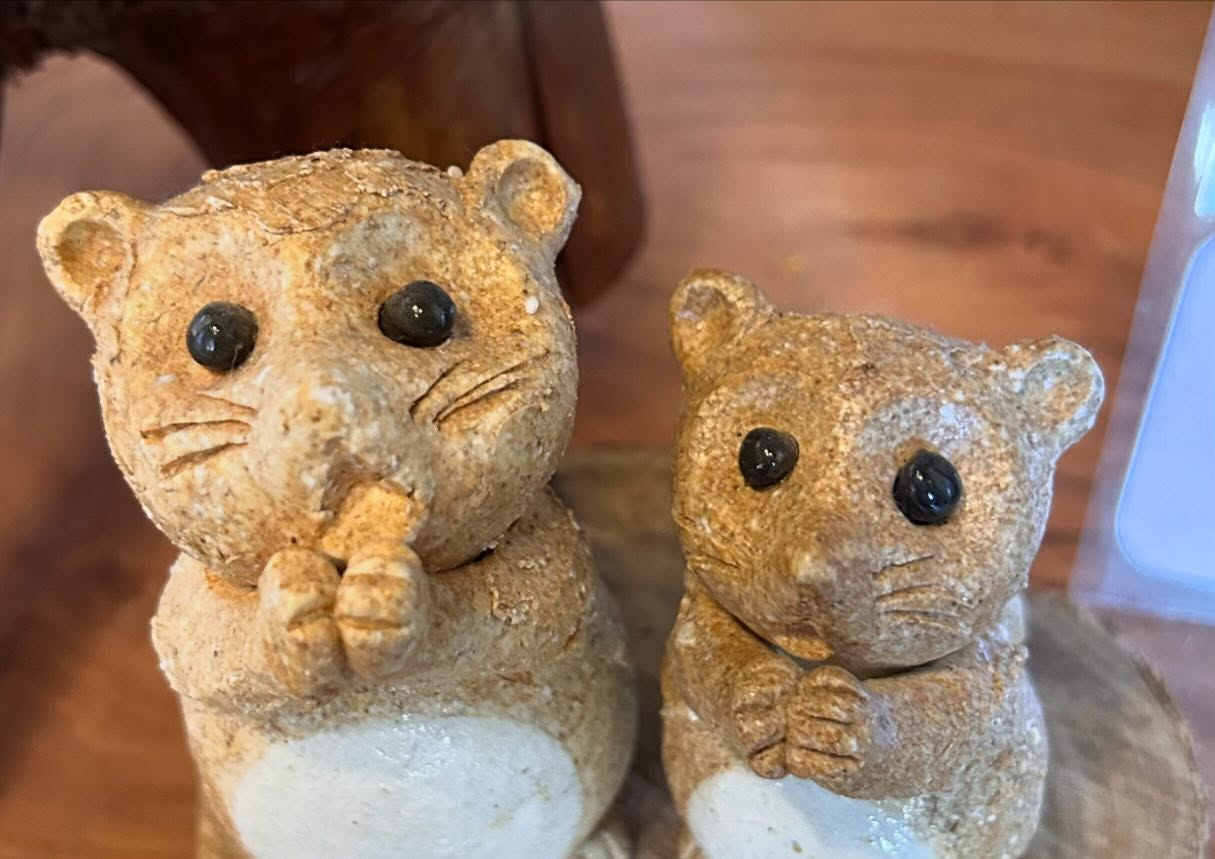 古民家カフェ風のおとの店内には喜万寺画伯の作品が何点か展示さ...