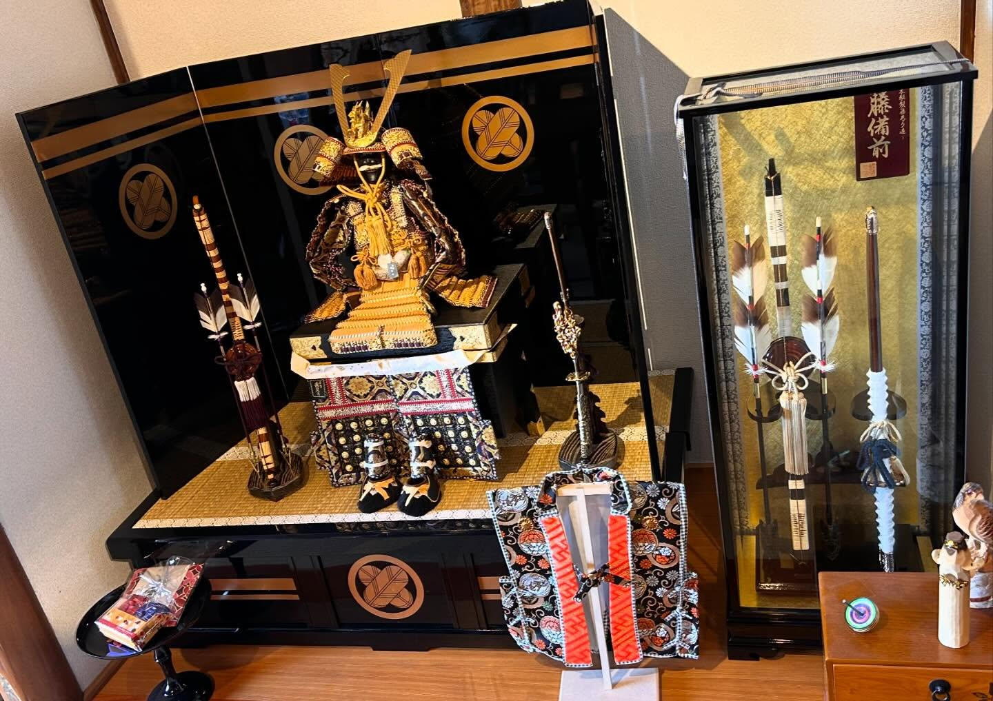 古民家カフェ風のおとの店内には喜万寺画伯の作品が何点か展示さ...