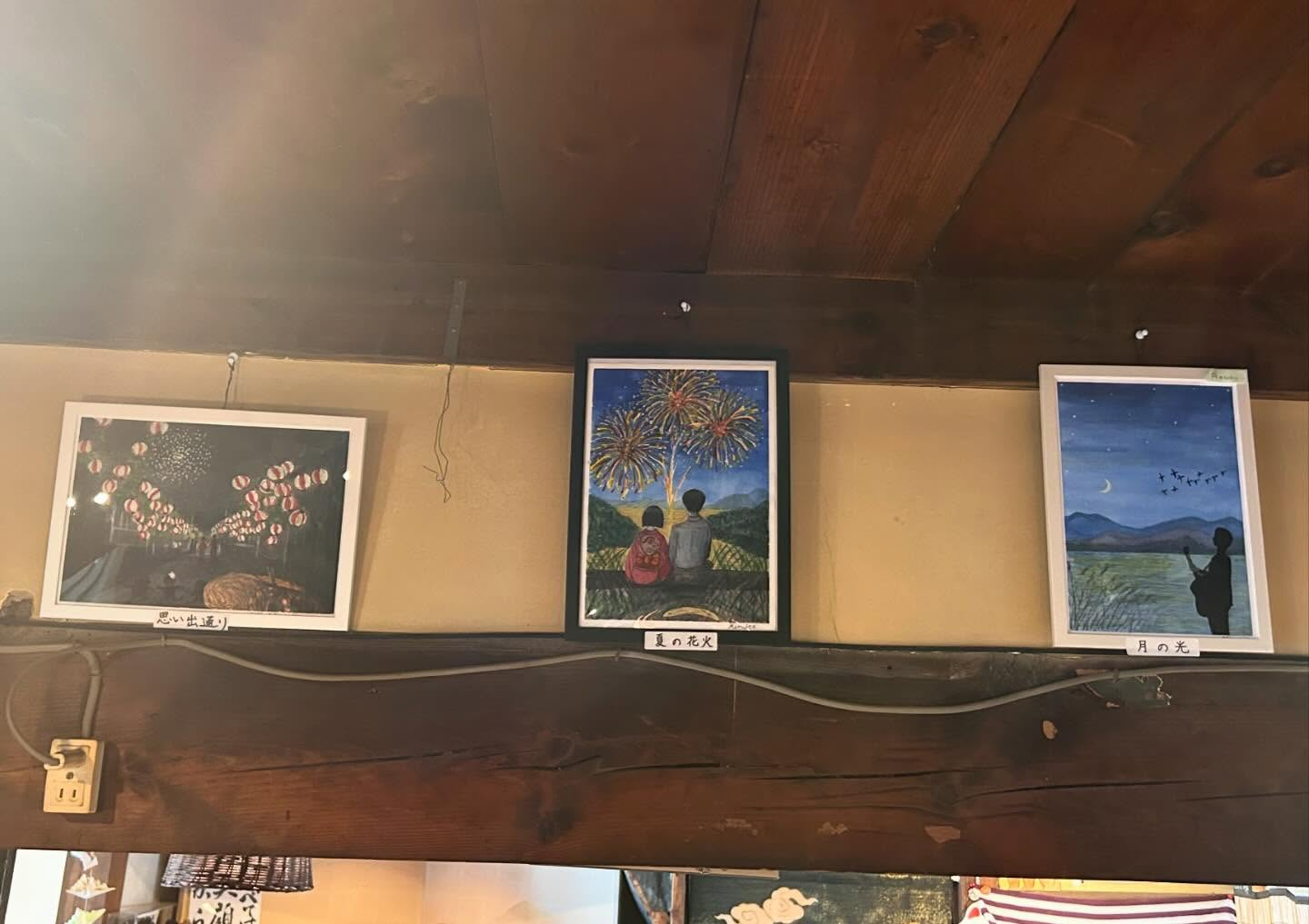 古民家カフェ風のおとの店内には喜万寺画伯の作品が何点か展示さ...